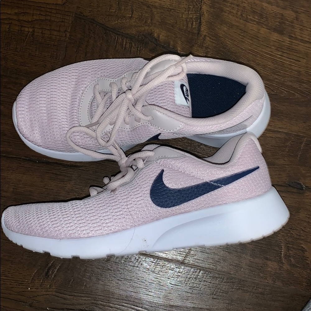 lilac nike running shoes